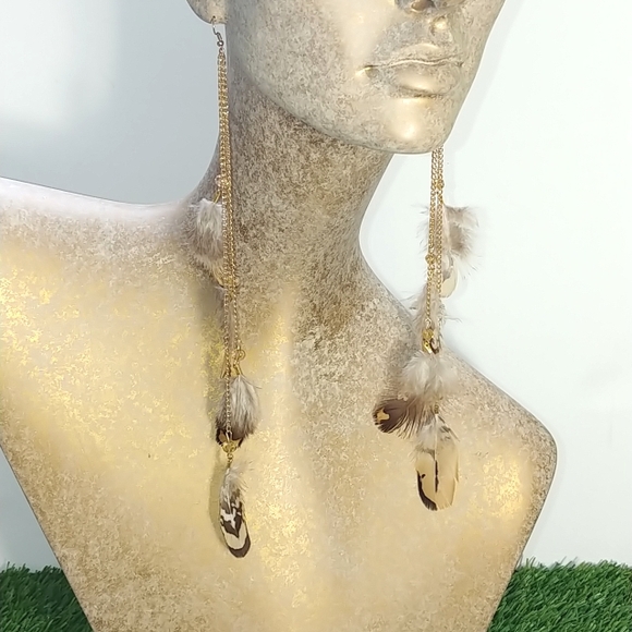 Brown/beige feathers shoulder duster earrings NWT - Picture 3 of 3